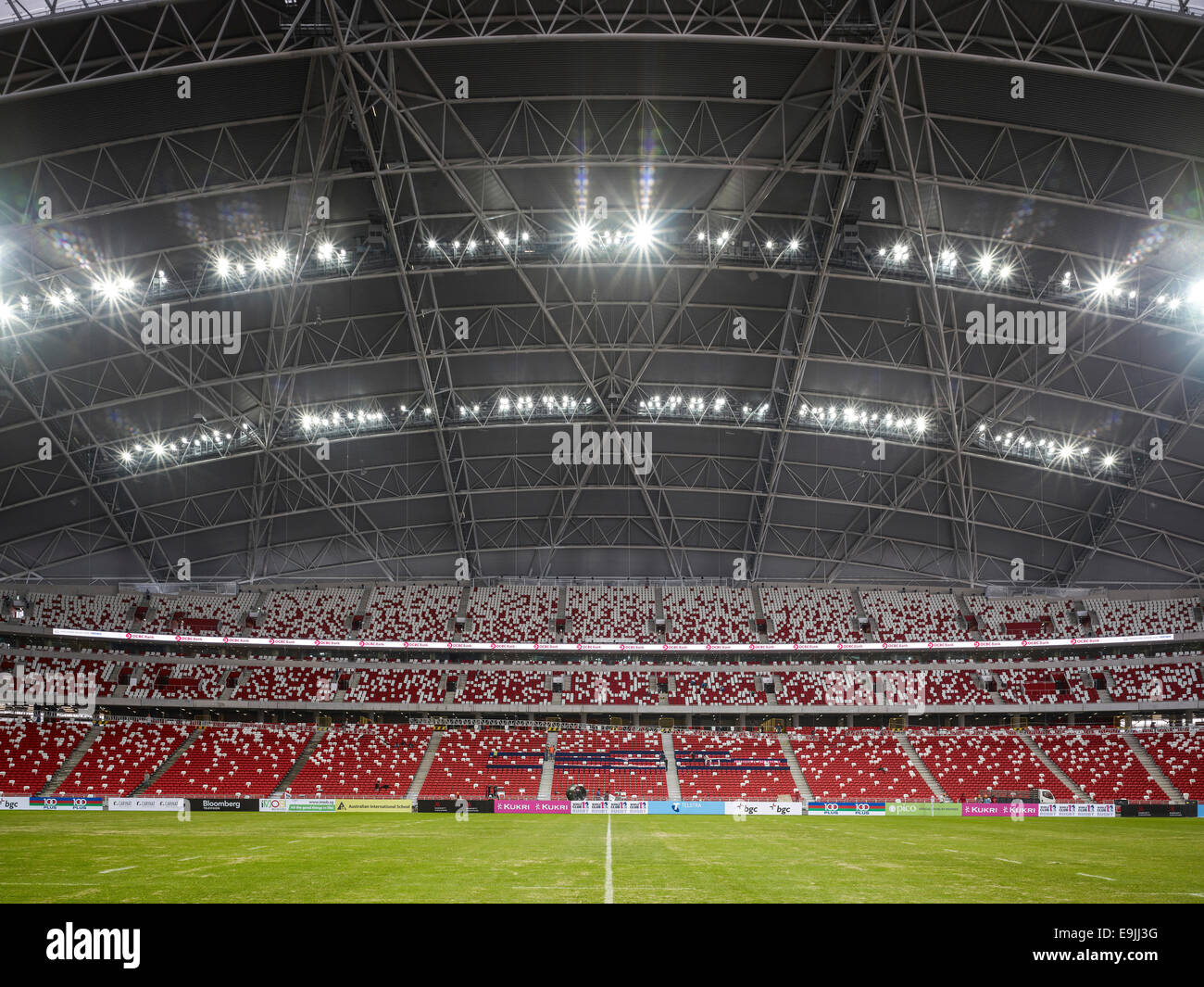 Singapore National Stadium, Singapore, Singapore. Architetto: Arup Associates, 2014. Elevazione simmetrico con campo sportivo, tie Foto Stock