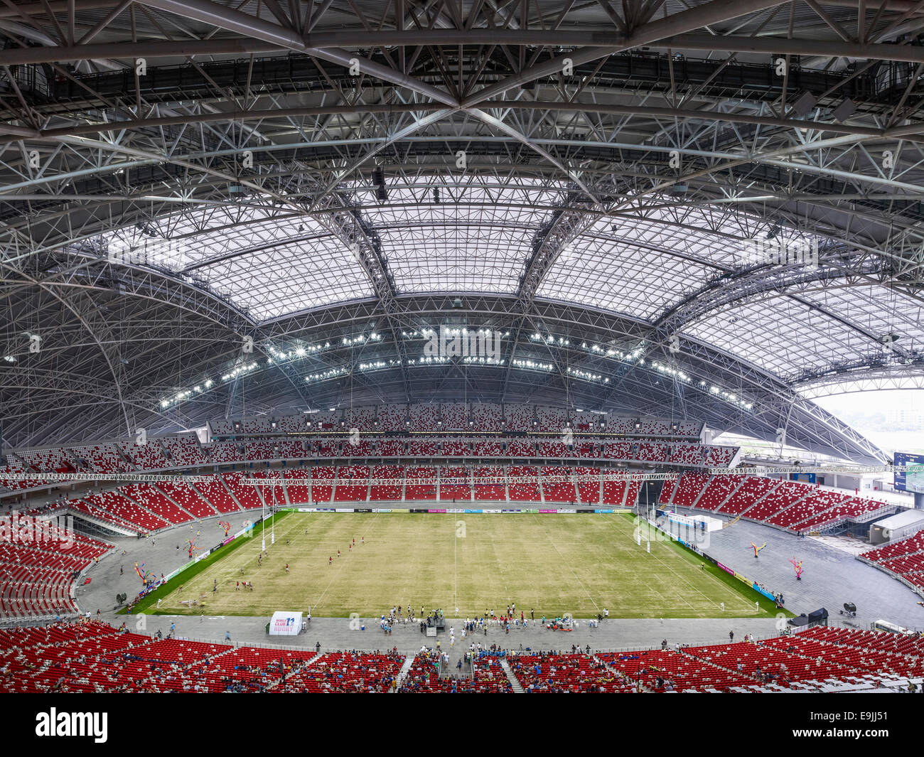 Singapore National Stadium, Singapore, Singapore. Architetto: Arup  Associates, 2014. Elevata vista globale attraverso lo stadio con r Foto  stock - Alamy