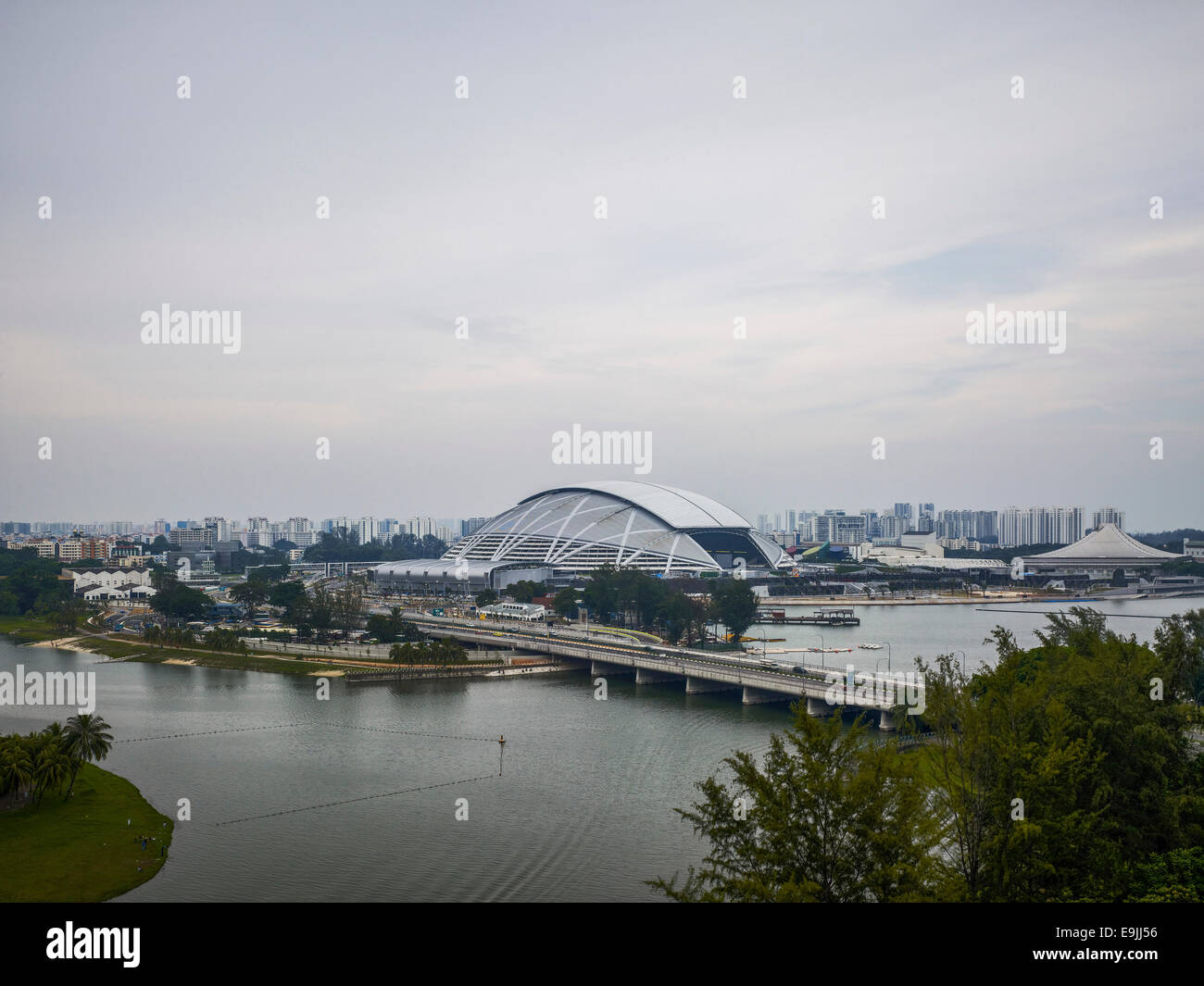 Singapore National Stadium, Singapore, Singapore. Architetto: Arup Associates, 2014. Vista generale dello stadio con paesaggio e Foto Stock