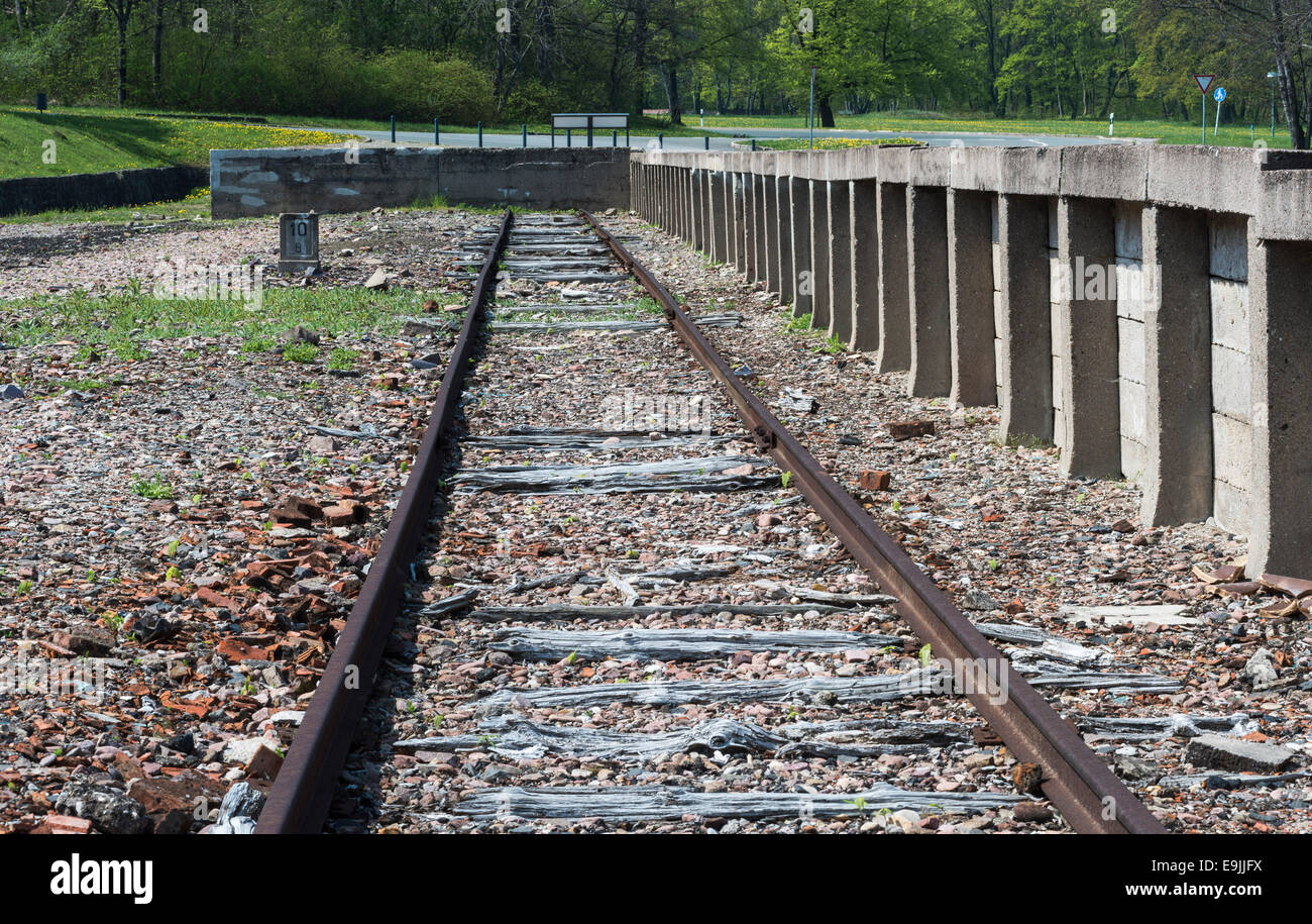 A Buchenwald Campo di Concentramento, ex stazione ferroviaria, via e fine rampa, Ettersberg, Weimar, Turingia, Germania Foto Stock