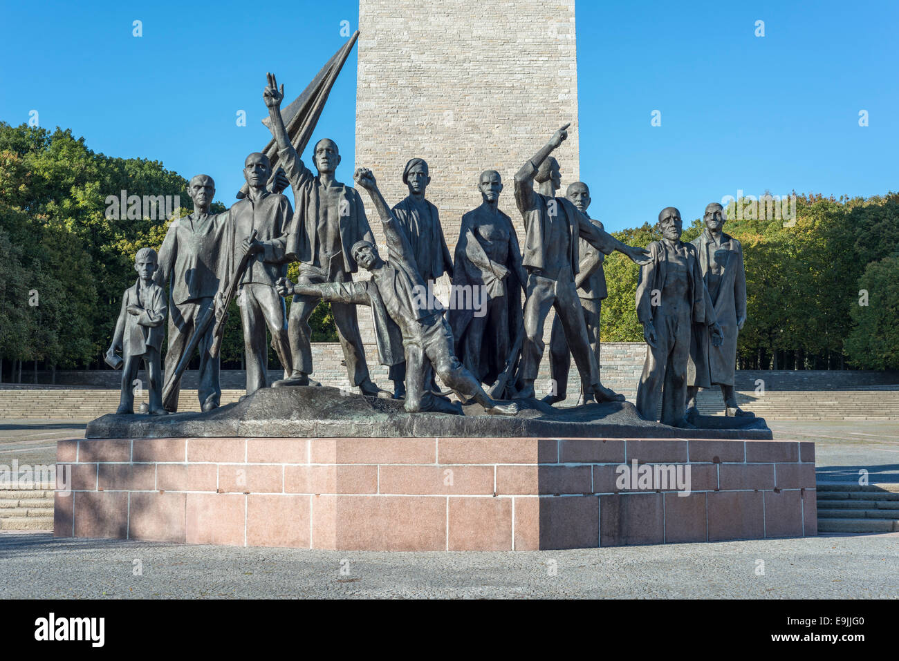A Buchenwald Memorial, bronzo figura gruppo da Fritz Cremer, Ettersberg, Weimar, Turingia, Germania Foto Stock