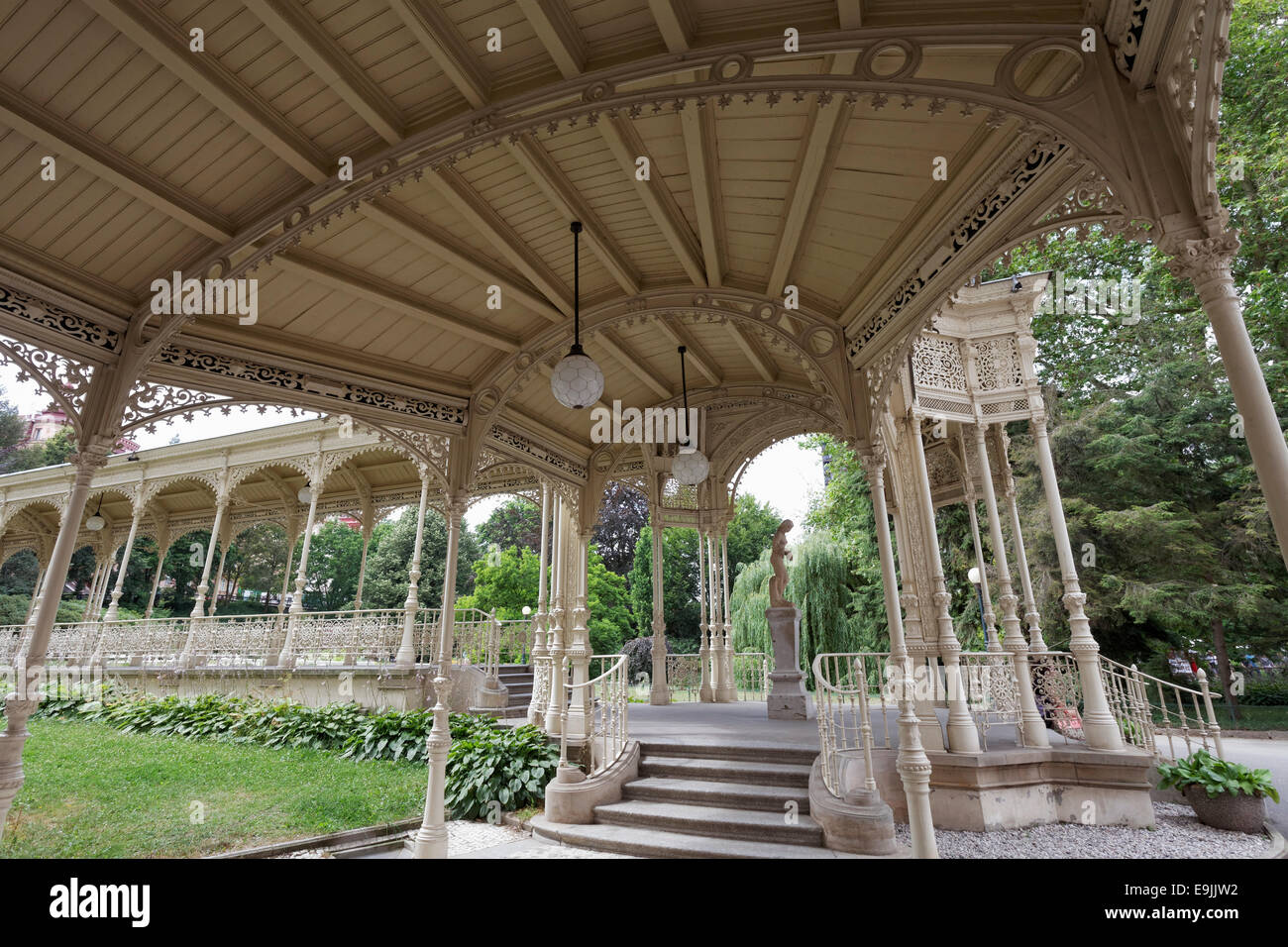 Il colonnato del parco, la storica struttura in ghisa, Karlovy Vary, Regione di Karlovy Vary, Bohemia Repubblica Ceca Foto Stock