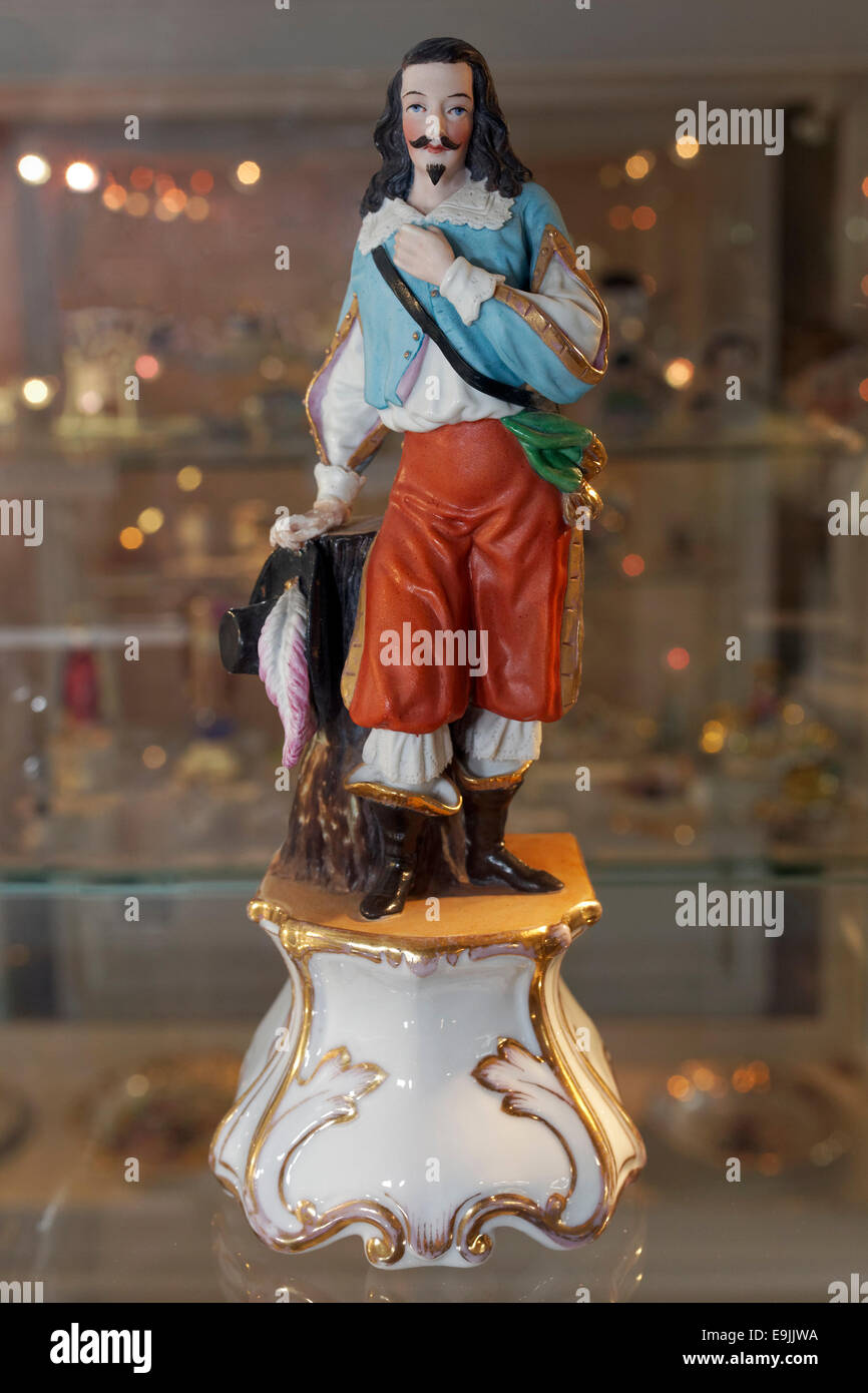 Musketeer, dipinta la figura, porcellana boema nel museo del castello di Loket, Loket, Regione di Karlovy Vary, Bohemia Repubblica Ceca Foto Stock