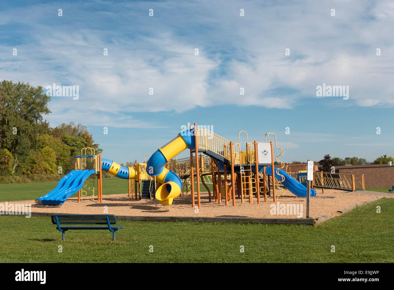 Attrezzature per parchi giochi a scuola. Foto Stock