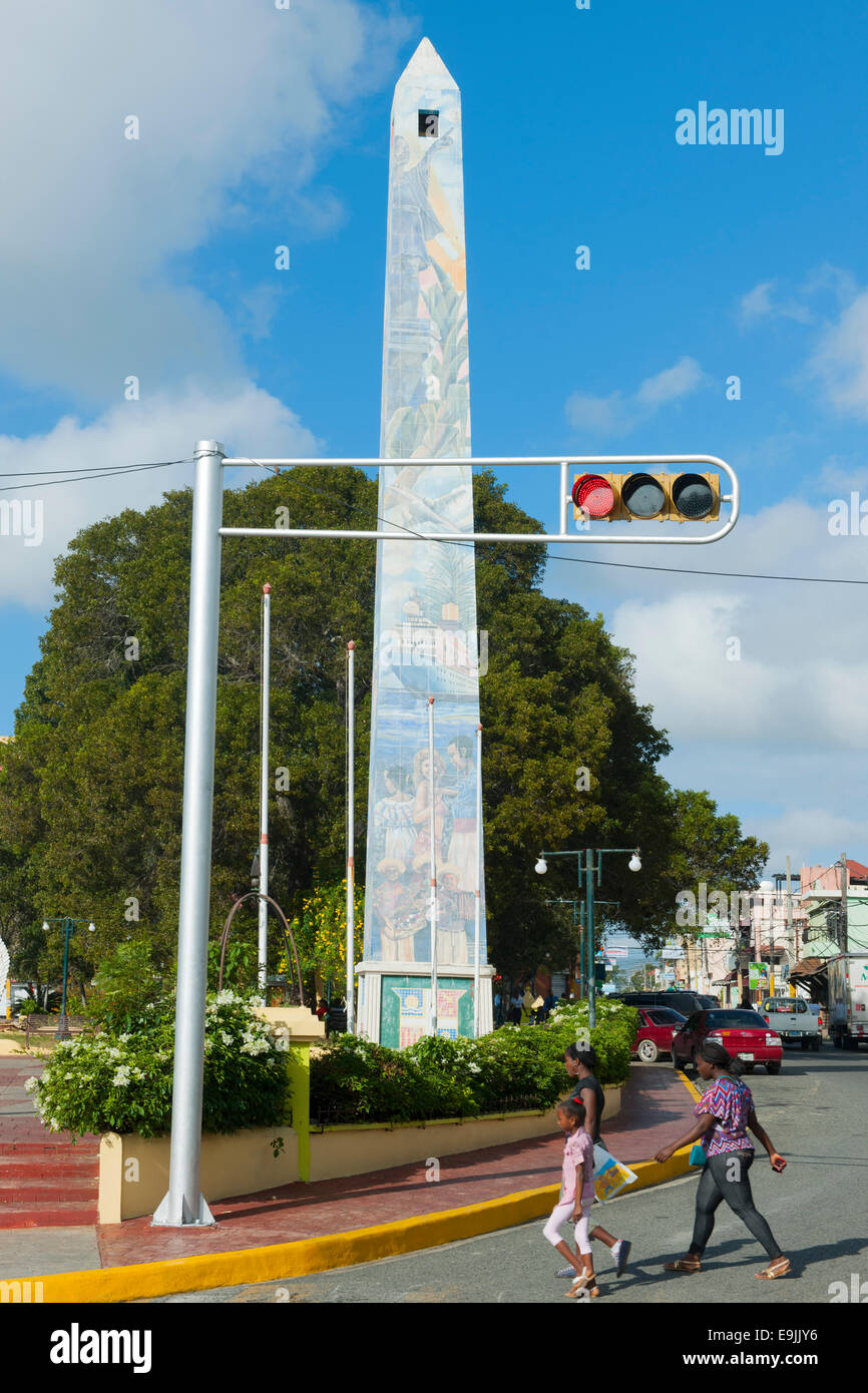 Dominikanische Republik, Osteno, La Romana, Obelisco an der Avenida Libertad Foto Stock