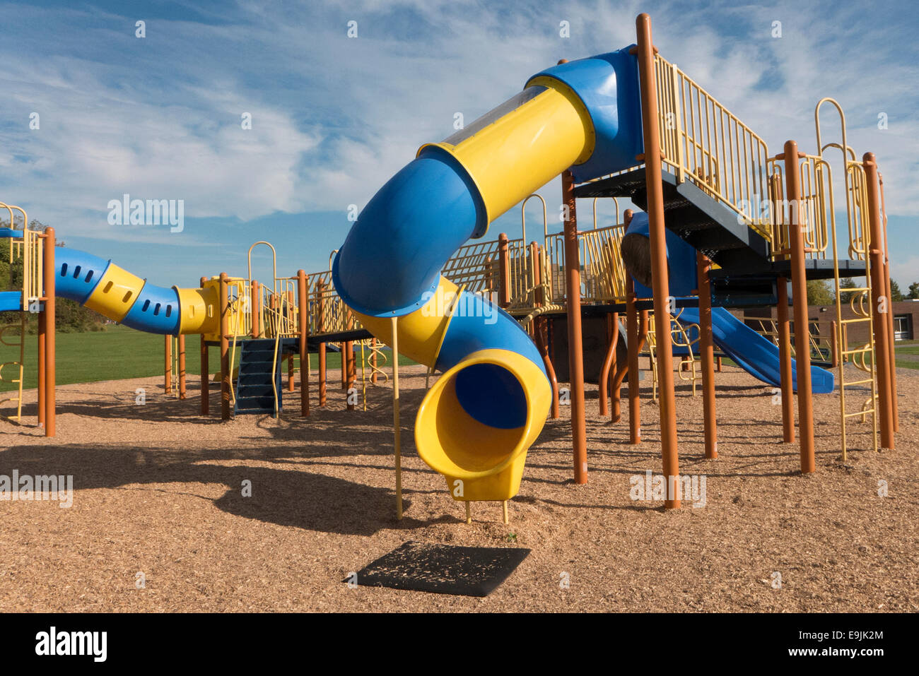 Attrezzature per parchi giochi a scuola. Foto Stock