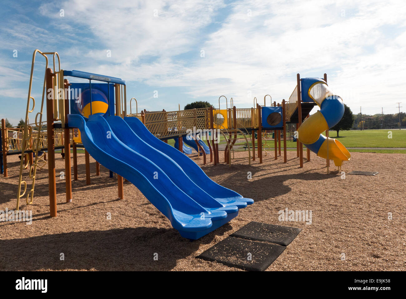 Attrezzature per parchi giochi a scuola. Foto Stock