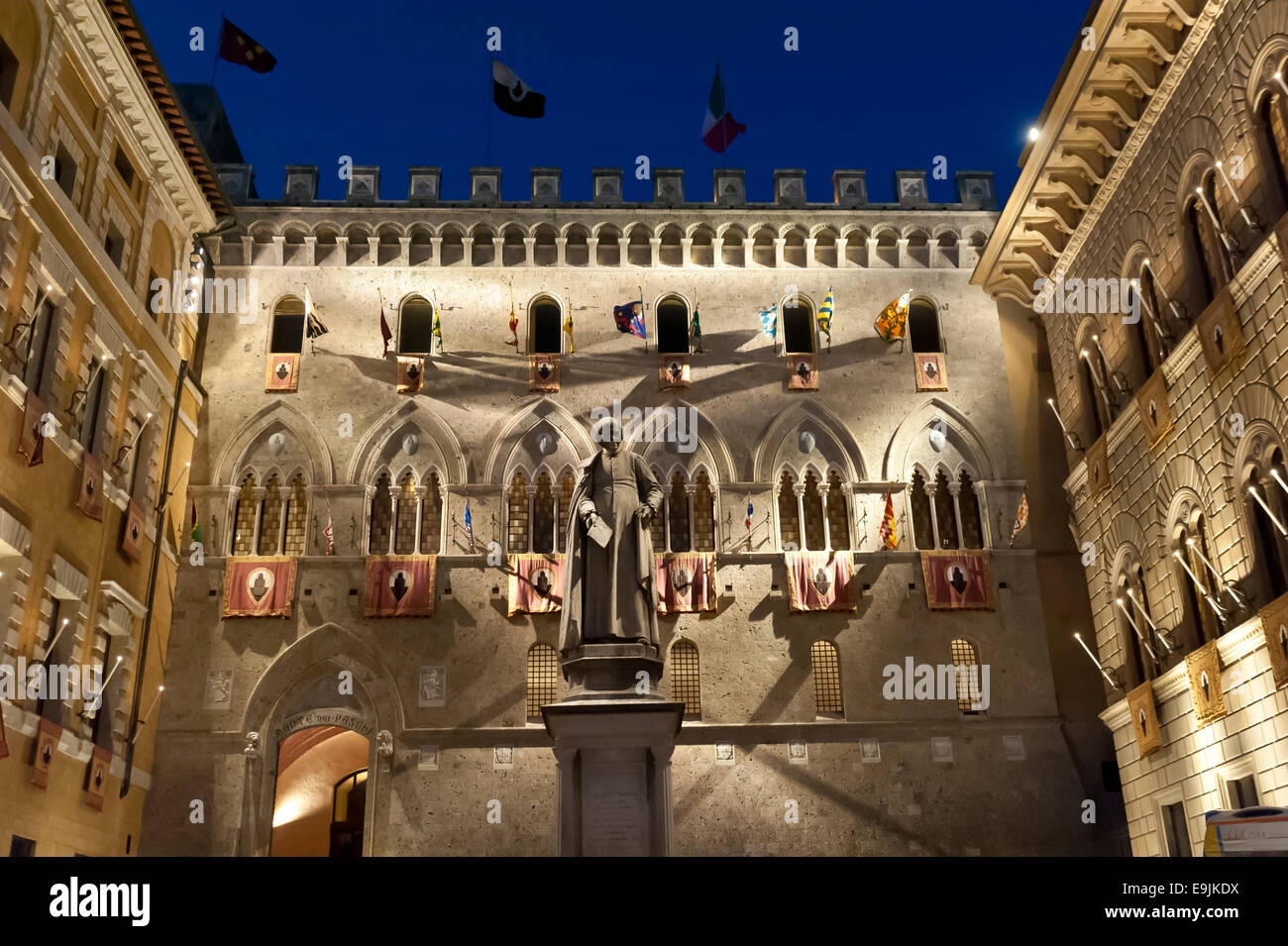 Palazzo Salimbeni, sede centrale della Banca Monte dei Paschi di Siena di  notte, il centro storico di Siena, Toscana, Italia Foto stock - Alamy