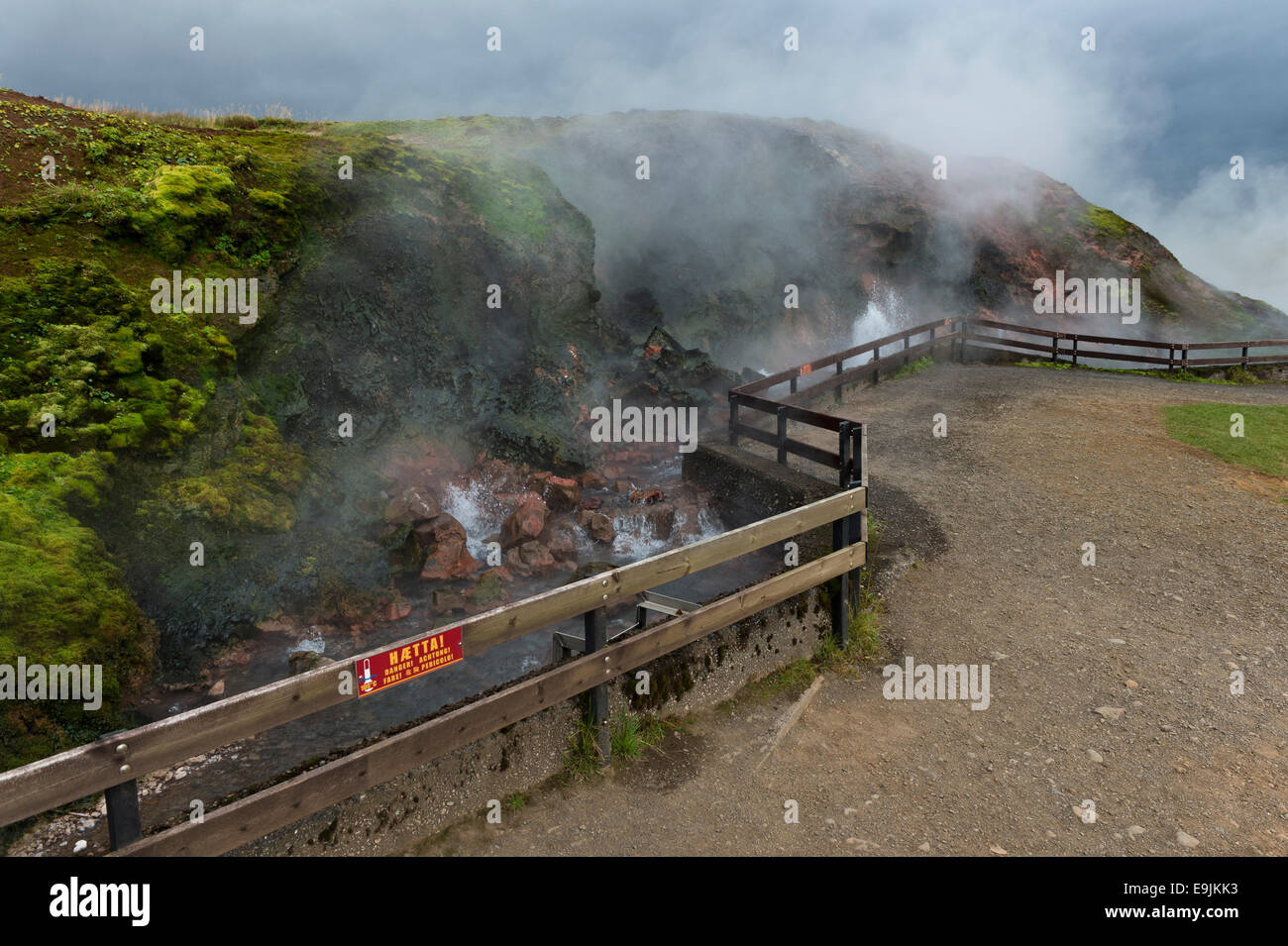 Segnale di avvertimento per un recinto, primavera calda Deildartunguhver, più alto flusso di primavera calda dell'Islanda con 180 litri di acqua bollente per Foto Stock