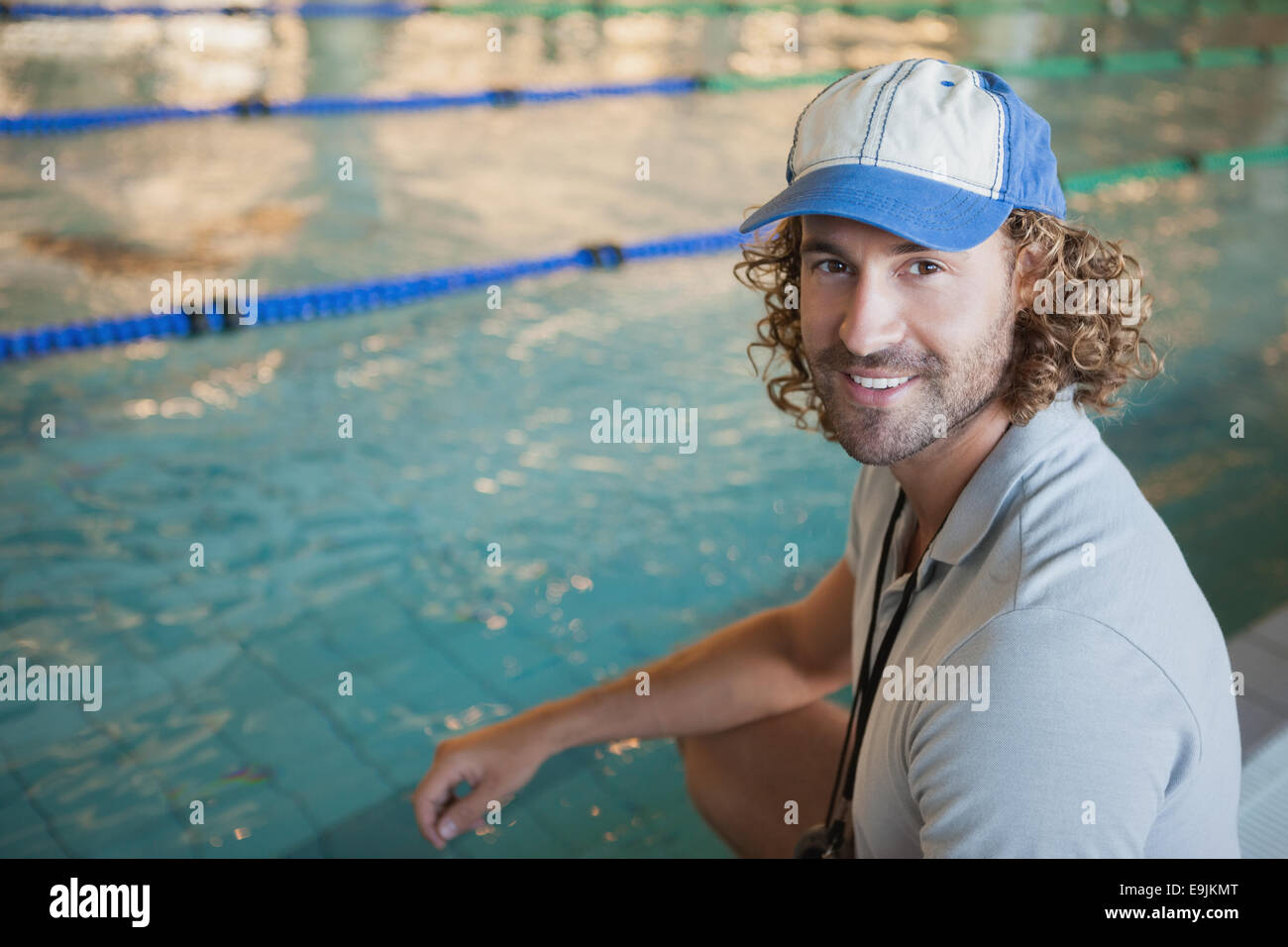 Ritratto di un coach nuoto in piscina Foto Stock