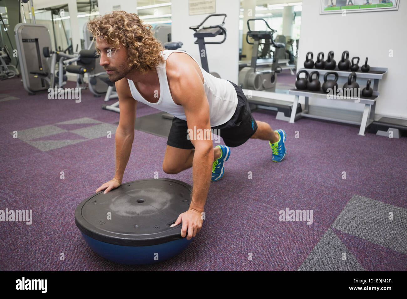 L'uomo facendo crossfit allenamento fitness in palestra Foto Stock