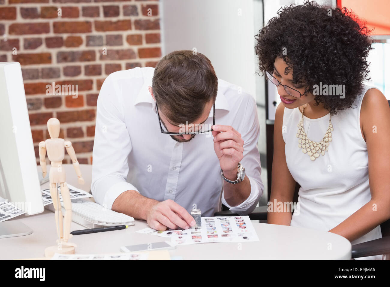 Due gli editor di foto sul posto di lavoro Foto Stock