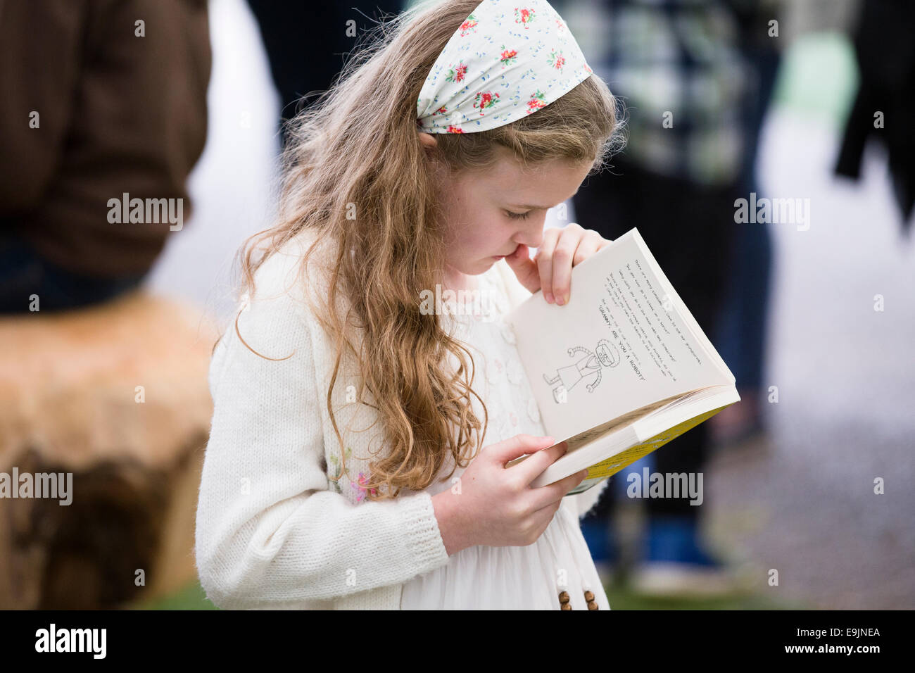 Una ragazza la lettura di un libro a Cheltenham Festival della Letteratura NEL REGNO UNITO Foto Stock
