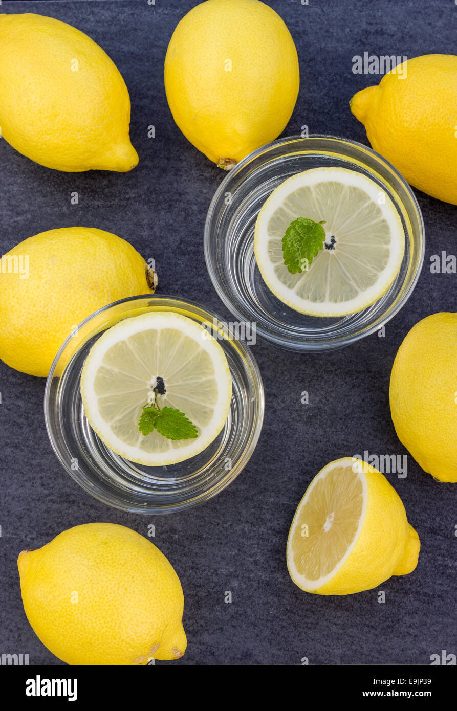 Ciotola verde con i limoni Foto Stock