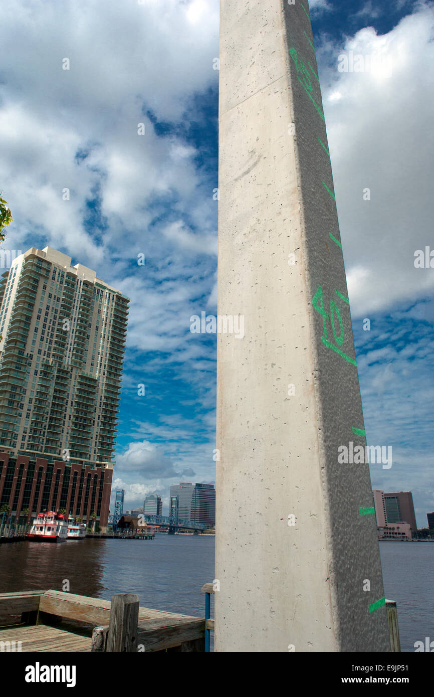 Innalzamento del livello del mare graffiti di proiezione su colonna skyline del centro SAINT JOHNS RIVER Jacksonville in Florida USA Foto Stock