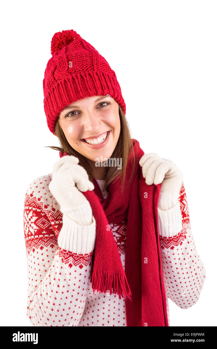 Sorridente brunette in abiti caldi guardando la fotocamera Foto Stock