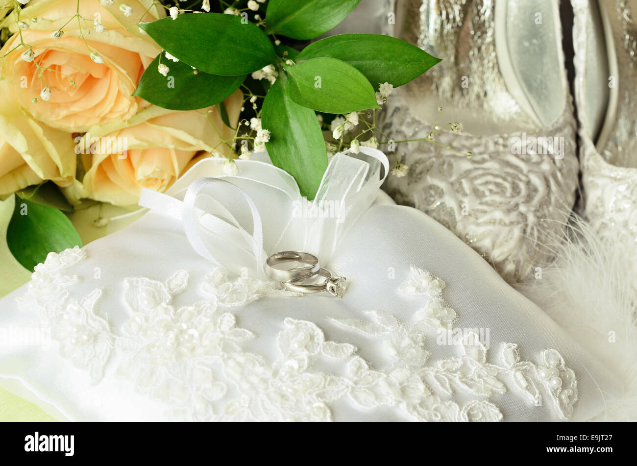 Matrimonio e gli anelli di fidanzamento con accessori per la sposa e fiori Foto Stock