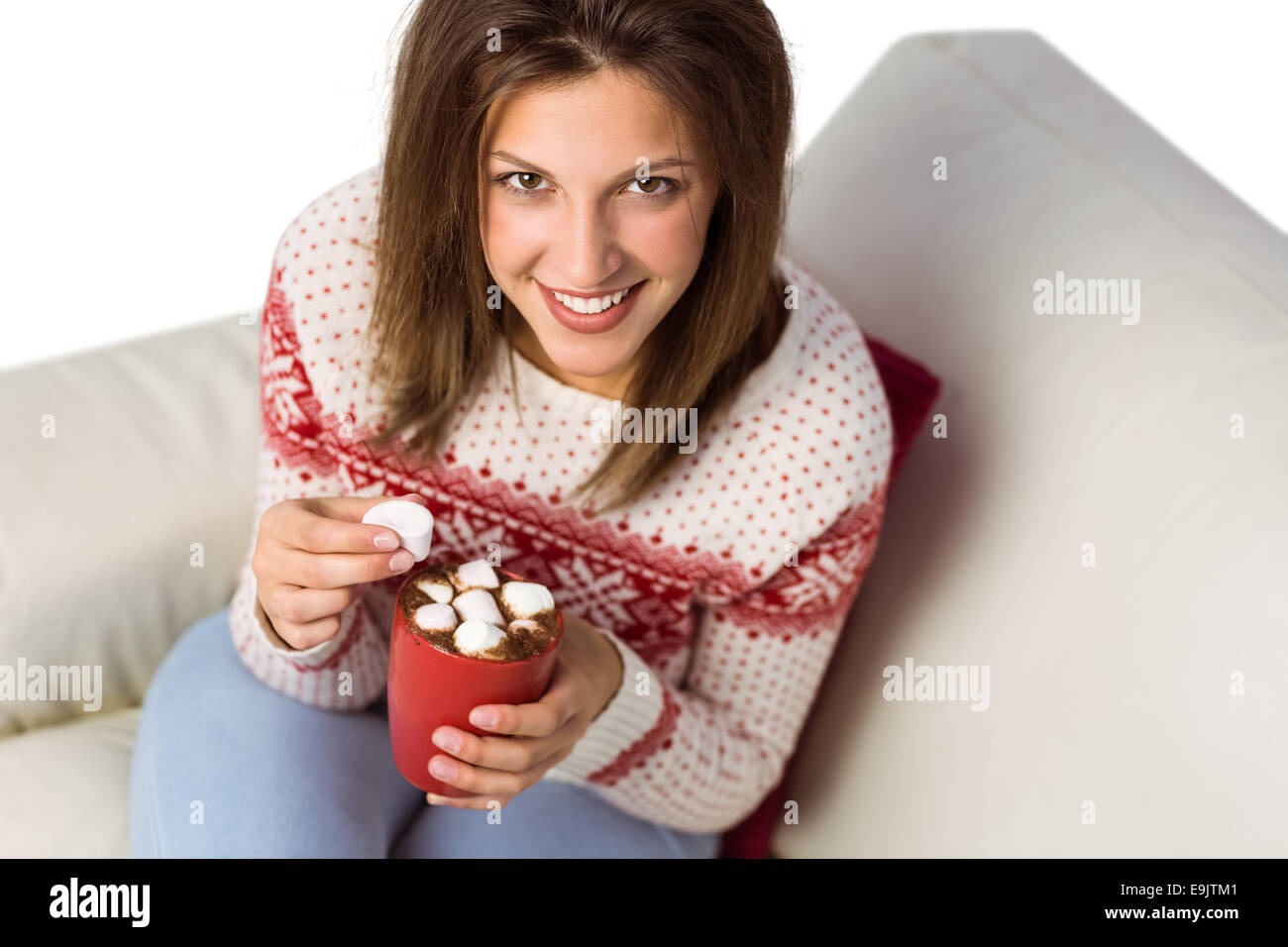 Donna godere il suo caffè seduti sul divano Foto Stock