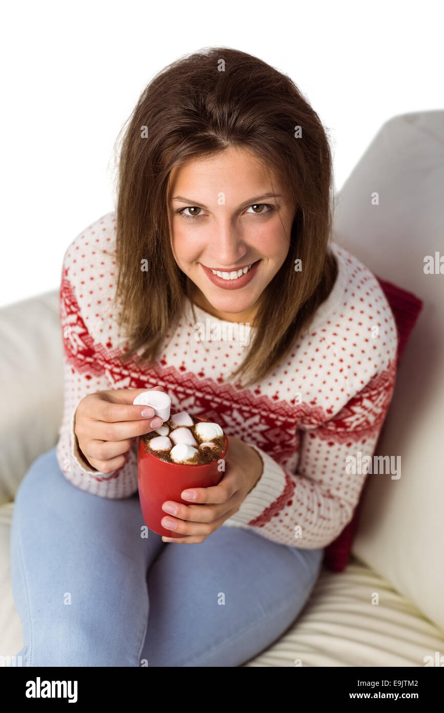 Donna godere il suo caffè seduti sul divano Foto Stock