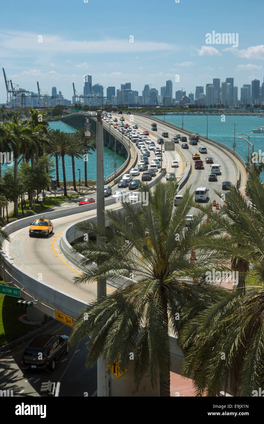 Il traffico autostradale MACARTHUR CAUSEWAY Porto di Miami Florida USA Foto Stock