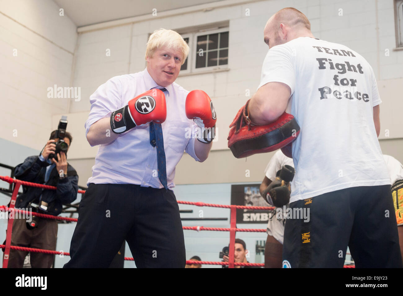 Newham, Londra, Regno Unito. Il 28 ottobre 2014. Boris Johnson visiti una sessione di formazione alla lotta per la pace Academy a Newham. Lotta per la Pace utilizza il pugilato e arti marziali combinate con educazione e sviluppo personale per realizzare il potenziale dei giovani nel quartiere a rischio di criminalità e violenza. Ha istituito per la prima volta a Rio nel 2000 da Luca Dowdney MBE, è stato replicato in Newham nel 2007. Esso si sta espandendo a livello globale e ha iniziato a rotolare fuori attraverso il Regno Unito nel maggio 2014. Credito: Lee Thomas/Alamy Live News Foto Stock