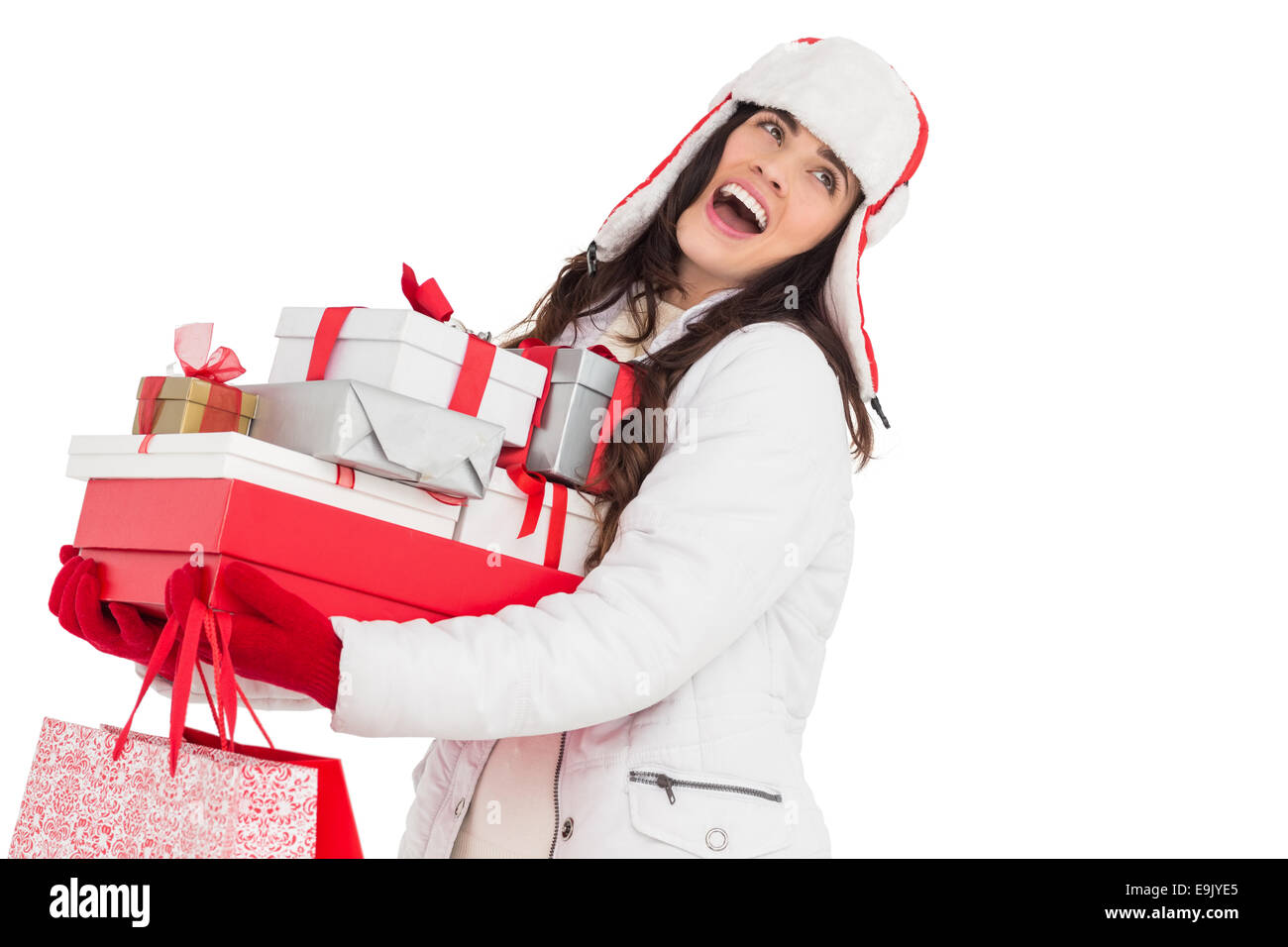 Bruna in abbigliamento invernale azienda molti doni e borse per lo shopping Foto Stock