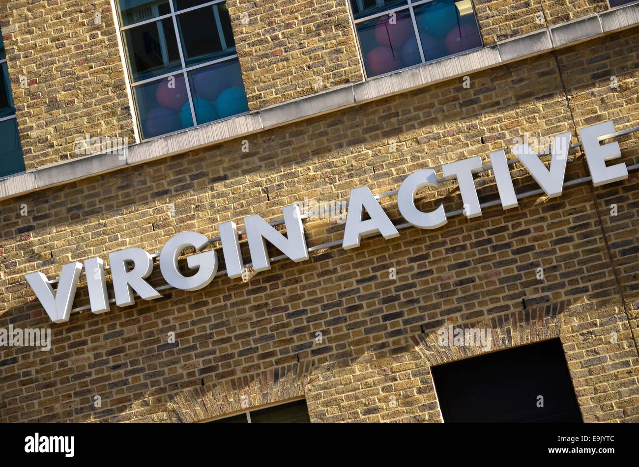 Il segno di una Virgin Active fitness club in Bunhill Row, Londra Foto Stock