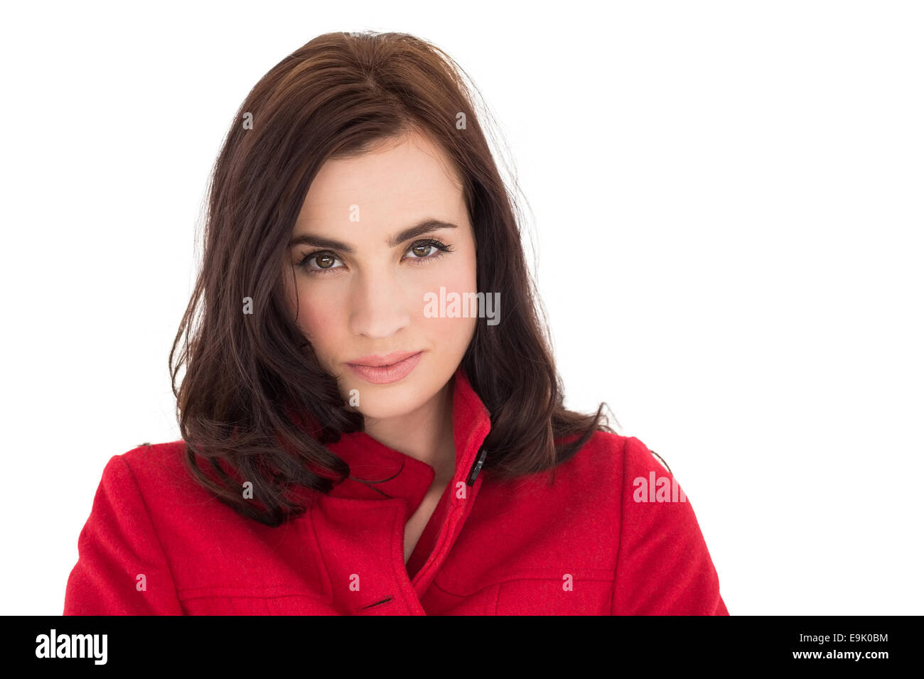 Ritratto di una bella bruna in cappotto rosso Foto Stock
