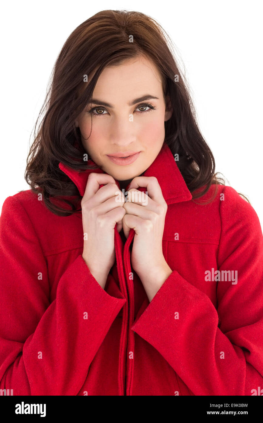 Ritratto di un elegante brunette in cappotto rosso Foto Stock
