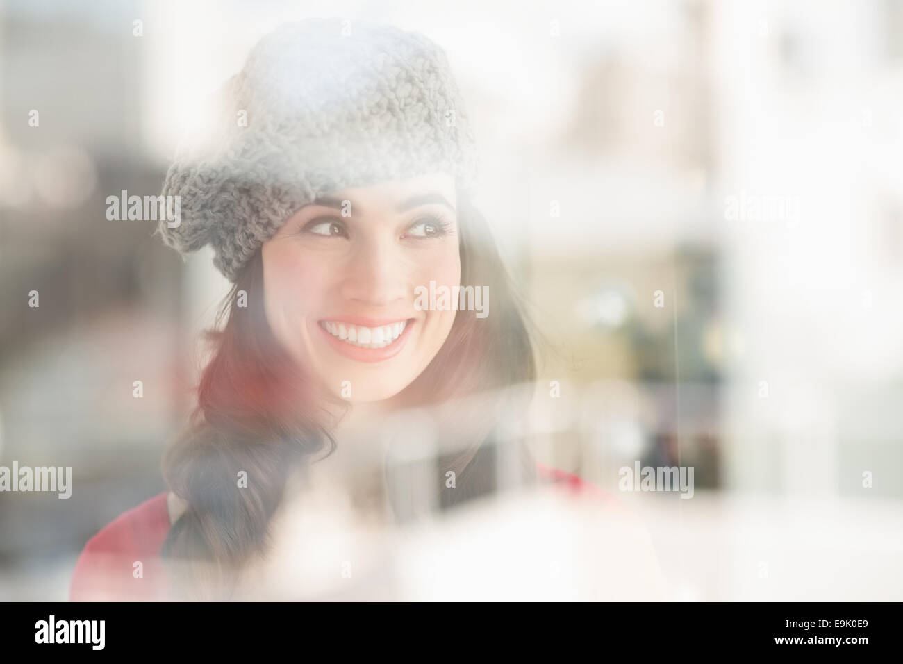 Ritratto di un sorridente brunette in grey hat Foto Stock