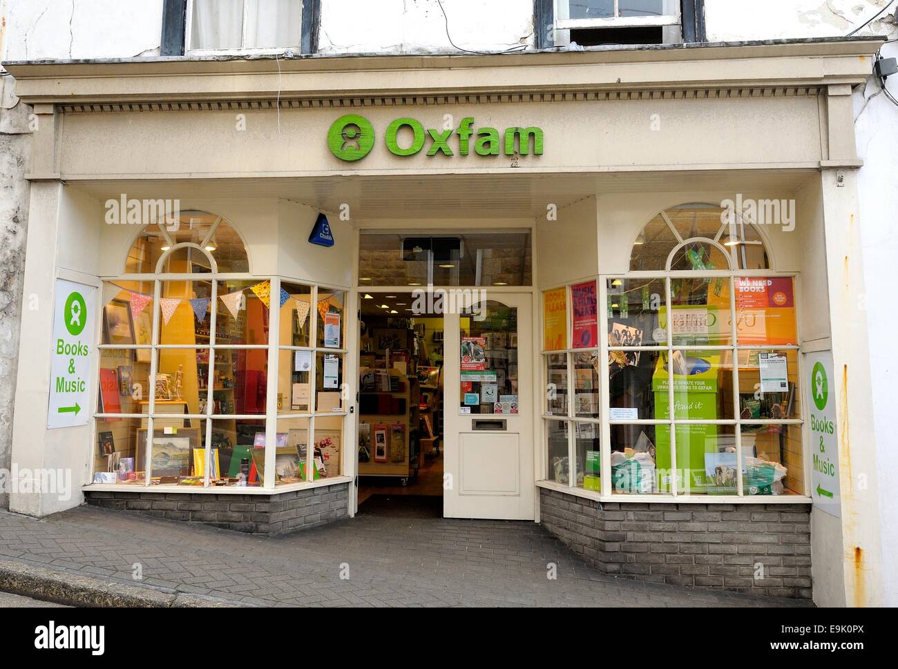 Un ramo di Oxfam St ives Cornwall Inghilterra Regno Unito Foto Stock
