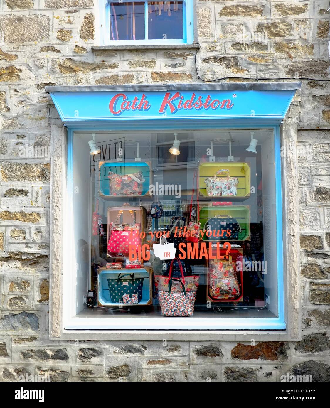 Cath Kidston vetrina in Fore Street, St Ives, Cornwall Inghilterra Regno Unito Foto Stock