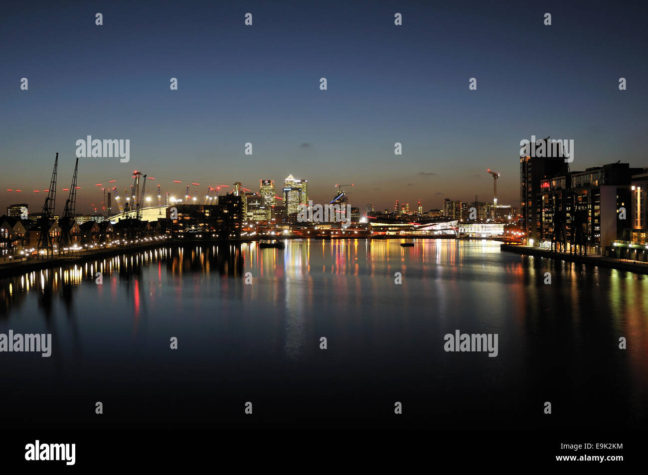Lo skyline di Londra al tramonto dal Royal Victoria Dock, nell'East End Foto Stock