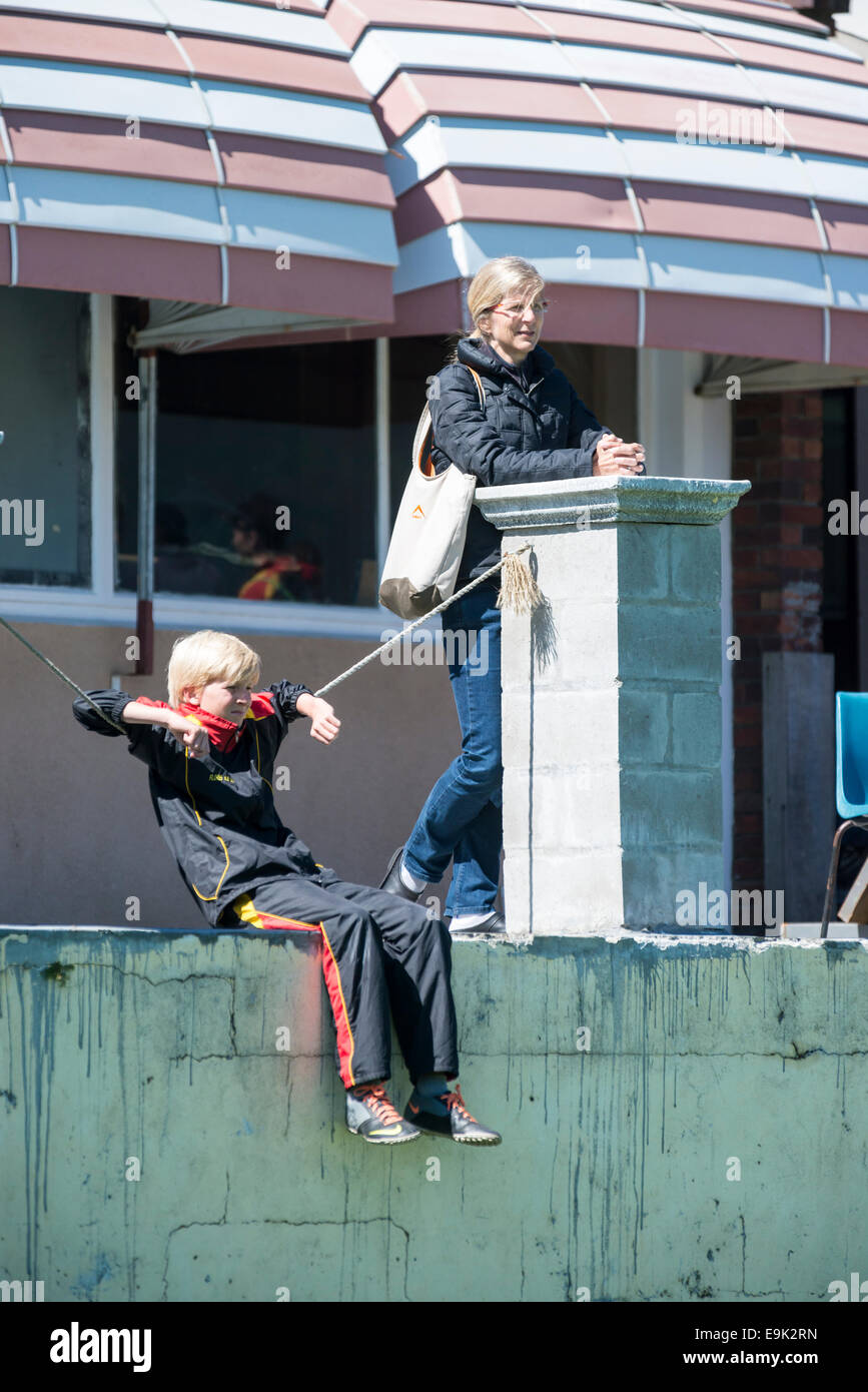 Madre e figlio guardando una partita di calcio, Cape Town, Sud Africa Foto Stock
