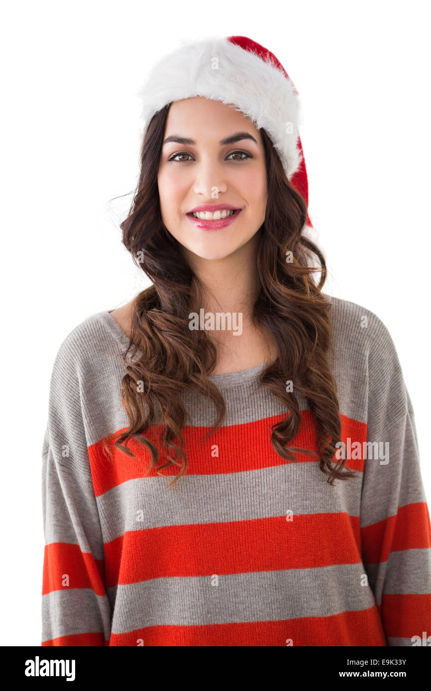 Bella bruna in santa hat sorridente in telecamera Foto Stock