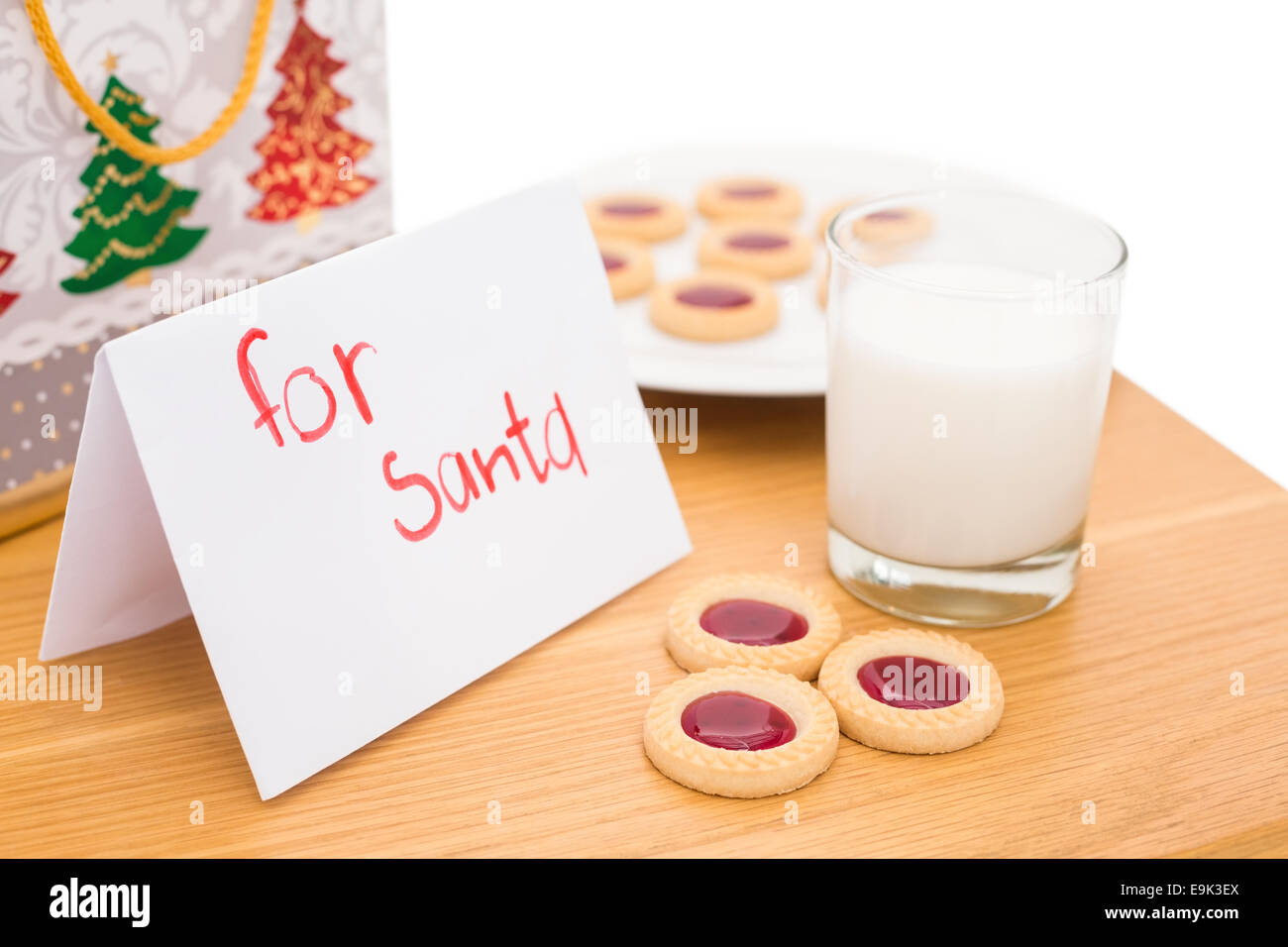 Latte e biscotti a sinistra per santa Foto Stock