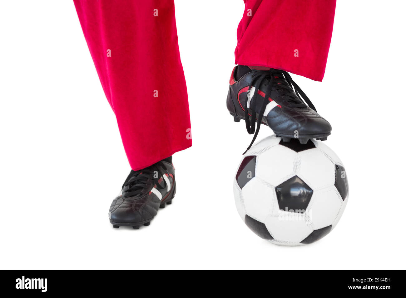 La metà inferiore del babbo natale gambe con scarpe da calcio e calcetto Foto Stock