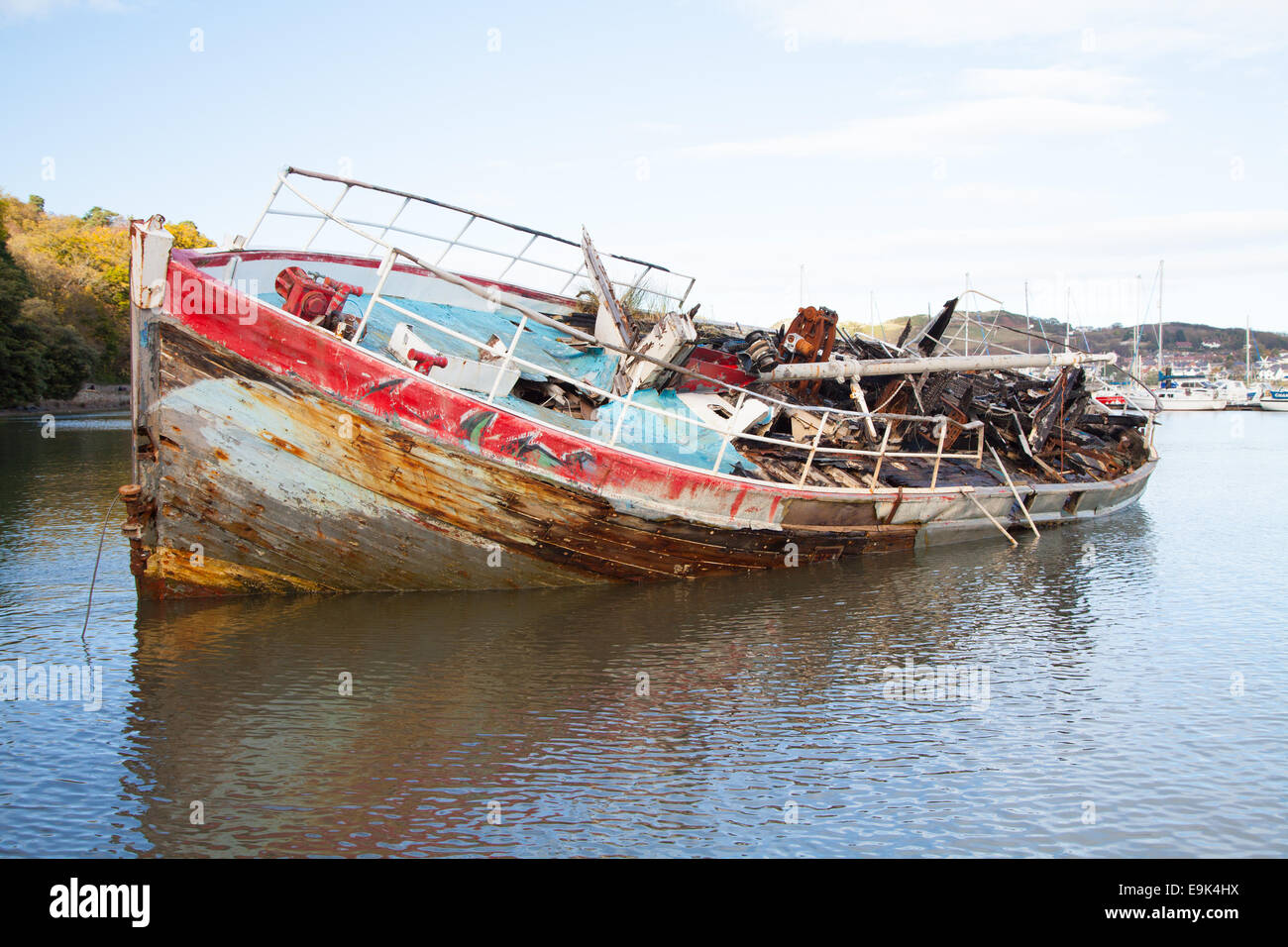 Il relitto del Gray Lady - un 40 piedi di barca da pesca che bruciata nel febbraio 2012 e ha giaciuto abbandonato sin Foto Stock