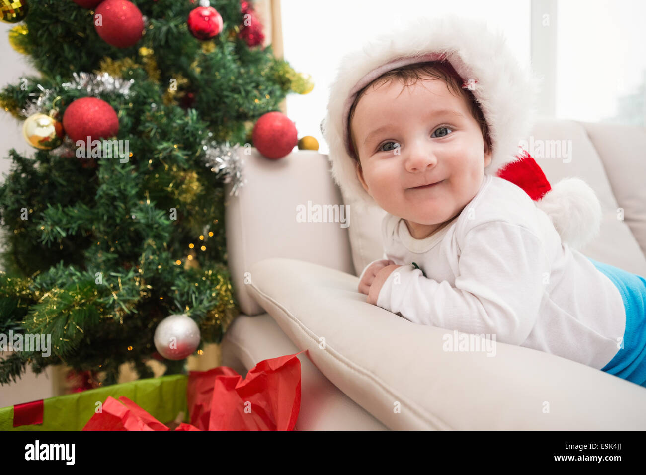 Carino baby boy sul lettino a natale Foto Stock