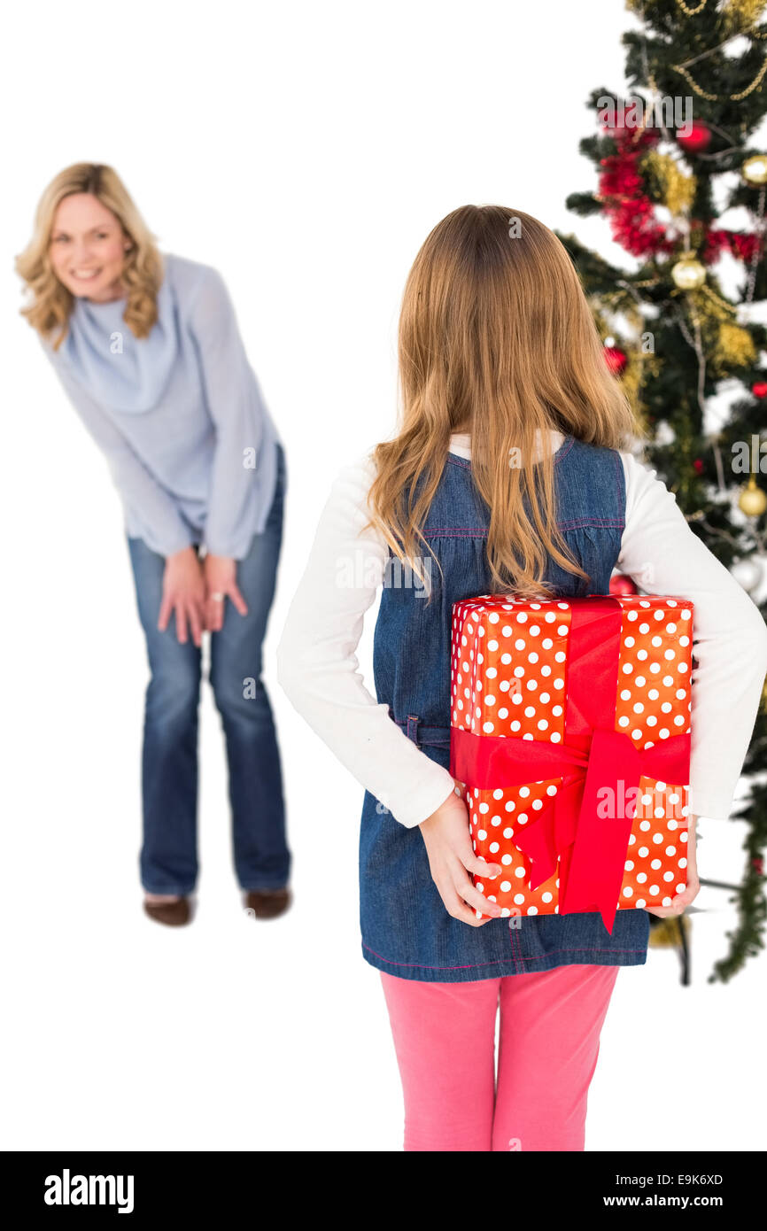 Bambina nascondere regalo di Natale da madre Foto Stock