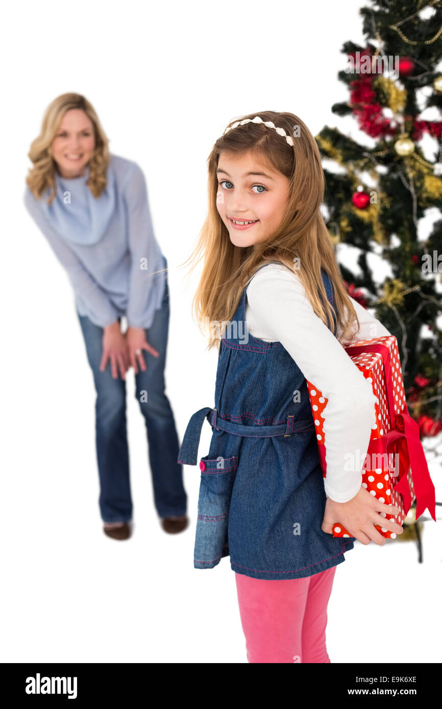 Bambina nascondere regalo di Natale da madre Foto Stock