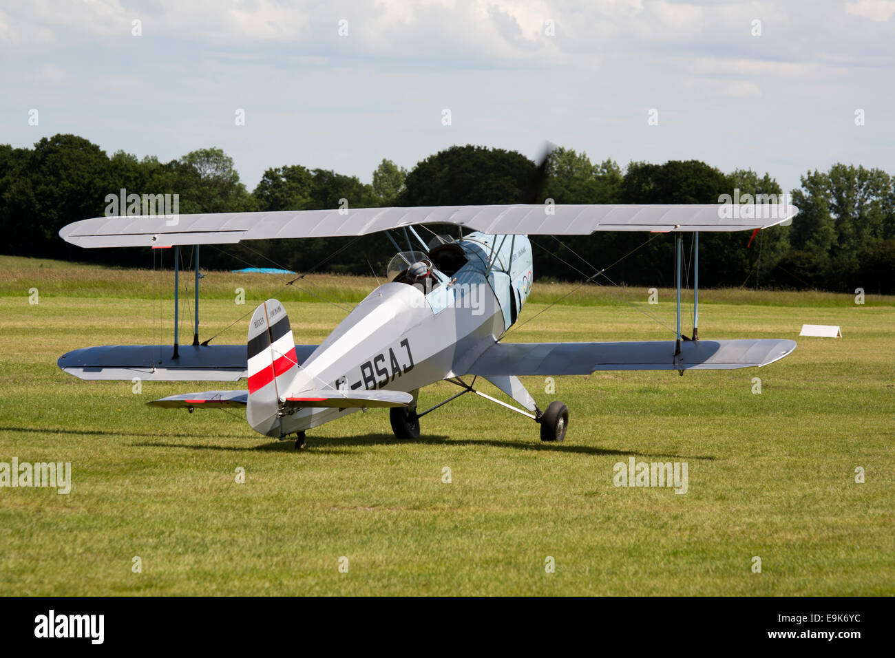 Bucker CASA 131-E3B Jungmann G-BSAJ taxxing accanto alla pista in erba a Headcorn Airfield Foto Stock