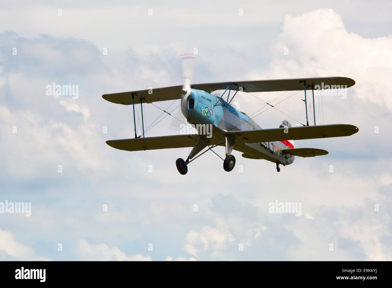 Bucker CASA 131-E3B Jungmann G-BSAJ in volo dopo il decollo da Headcorn Airfield Foto Stock