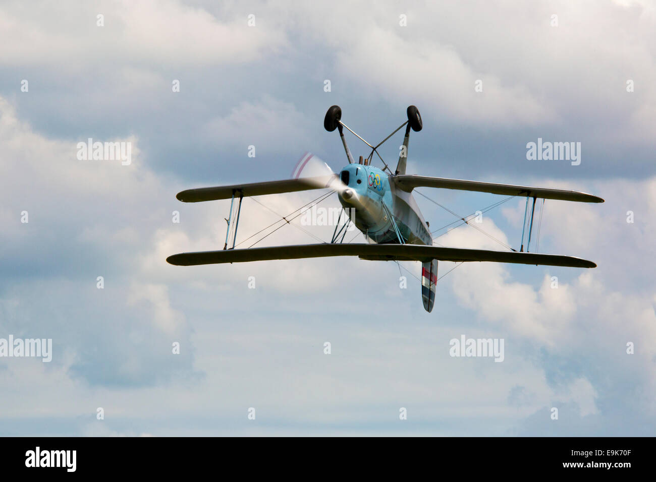 Bucker CASA 131-E3B Jungmann G-BSAJ invertito in volo sopra il campo di aviazione Headcorn Foto Stock