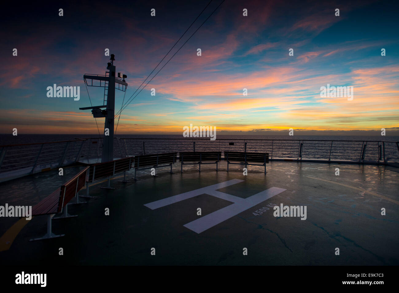 Un helipad anteriore (prua) dell'avventuriero dei mari nave da crociera azionato da Royal Caribbean International a sunrise. Foto Stock