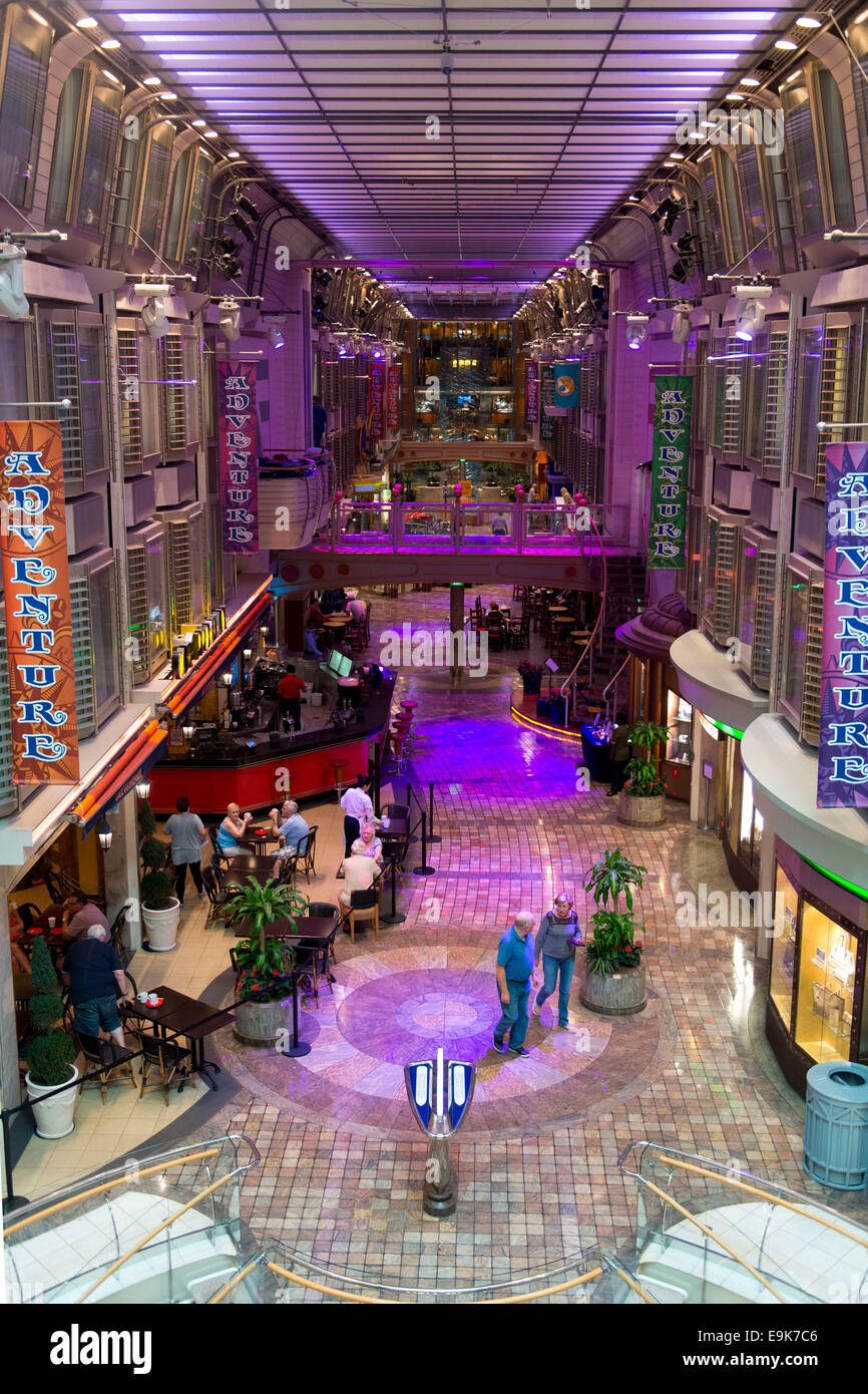 All'interno dell'avventuriero dei mari nave da crociera azionato da Royal Caribbean International. Foto Stock