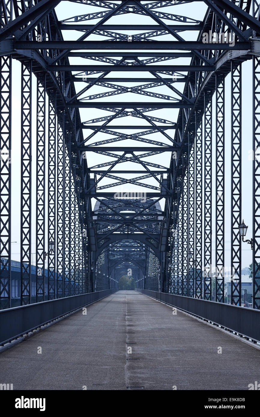 Stahl Brücke über die Elbe bei Hamburg nach Harburg Foto Stock