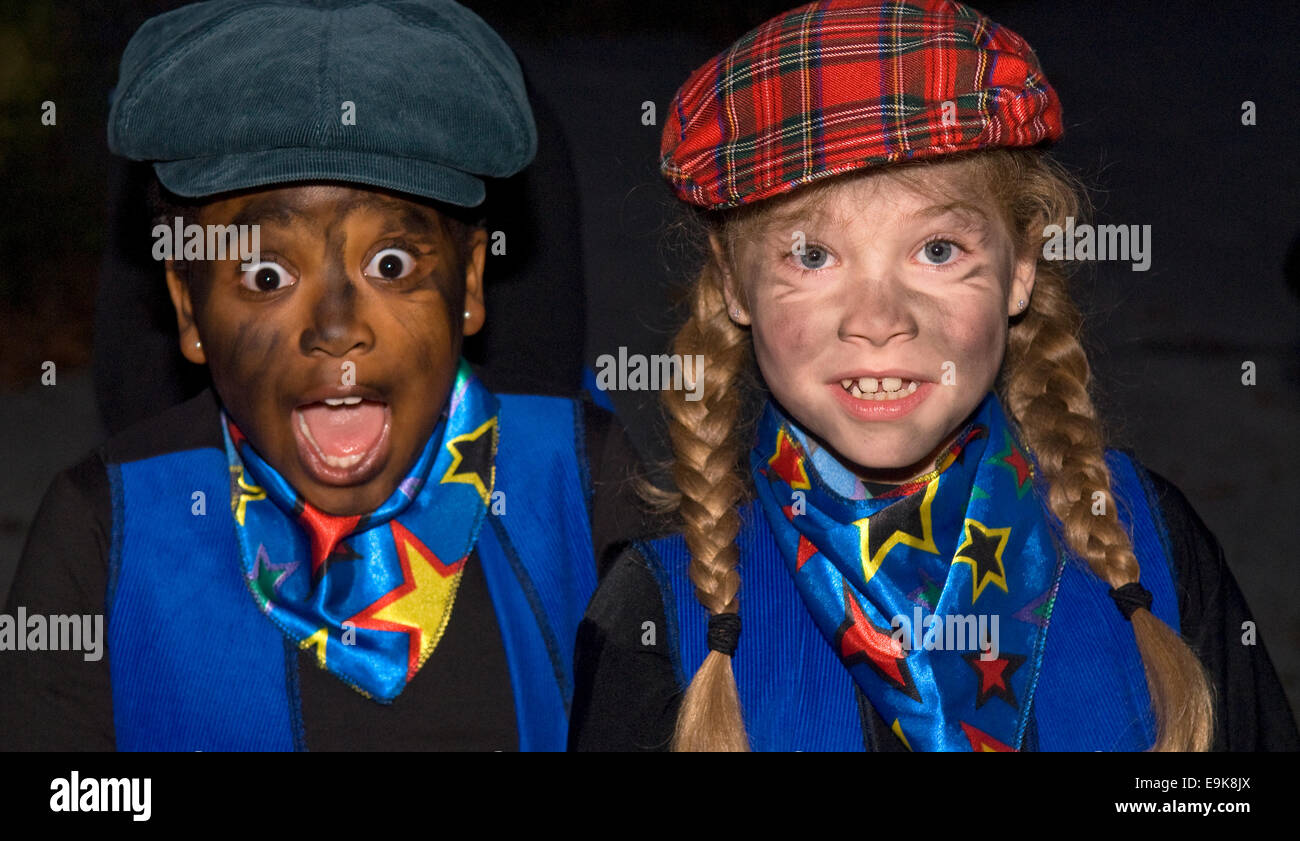 2 giovani in fancy dress costume di carnevale a Liphook 2014, 25 ottobre 2014, Liphook, Hampshire, Regno Unito. Foto Stock