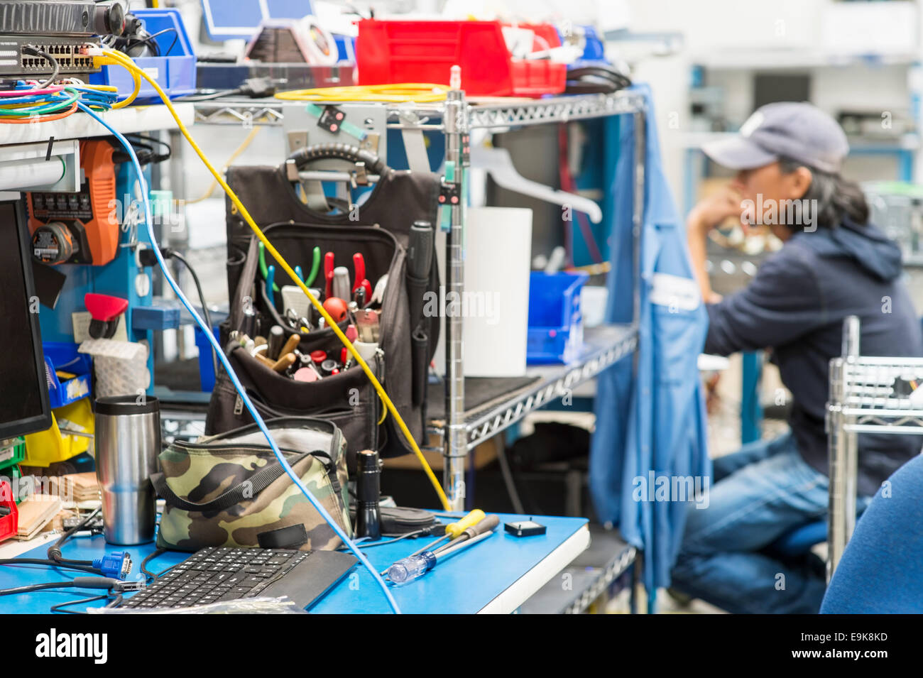 Strumenti sul tavolo con connettore maschio di tipo tecnico in background all industria elettronica Foto Stock