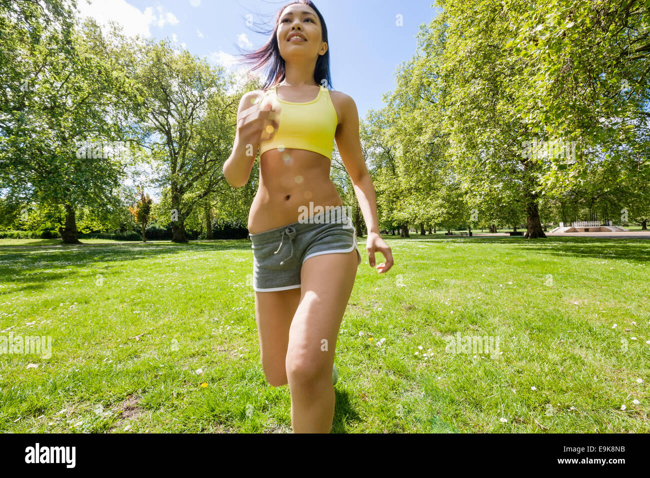 Montare la giovane donna jogging al parco Foto Stock